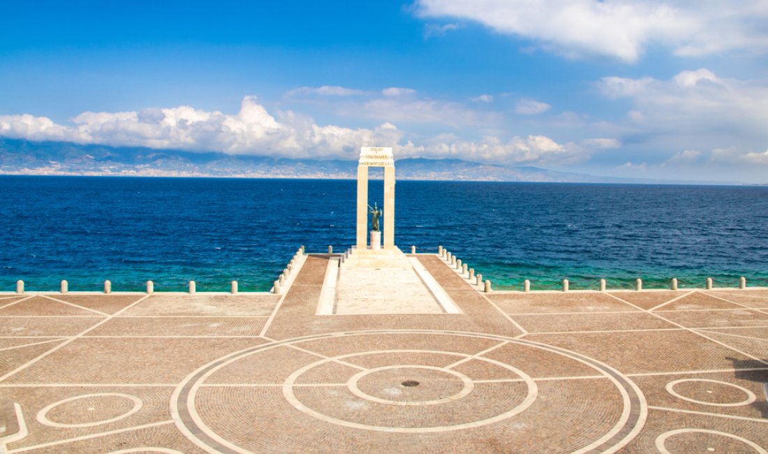 Lungomare Falcomatà, monumento ad Atena