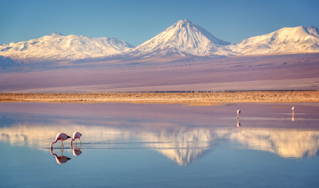 Cile, il vulcano Licancabur nel Deserto di Atacama
