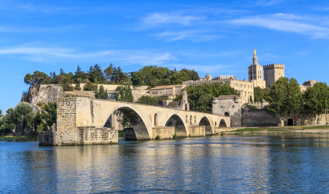 Avignone, il celebre ponte sul Rodano e il palazzo dei Papi