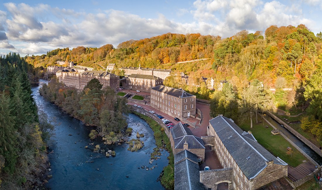 Veduta aerea del complesso di New Lanark, lungo il fiume Clyde