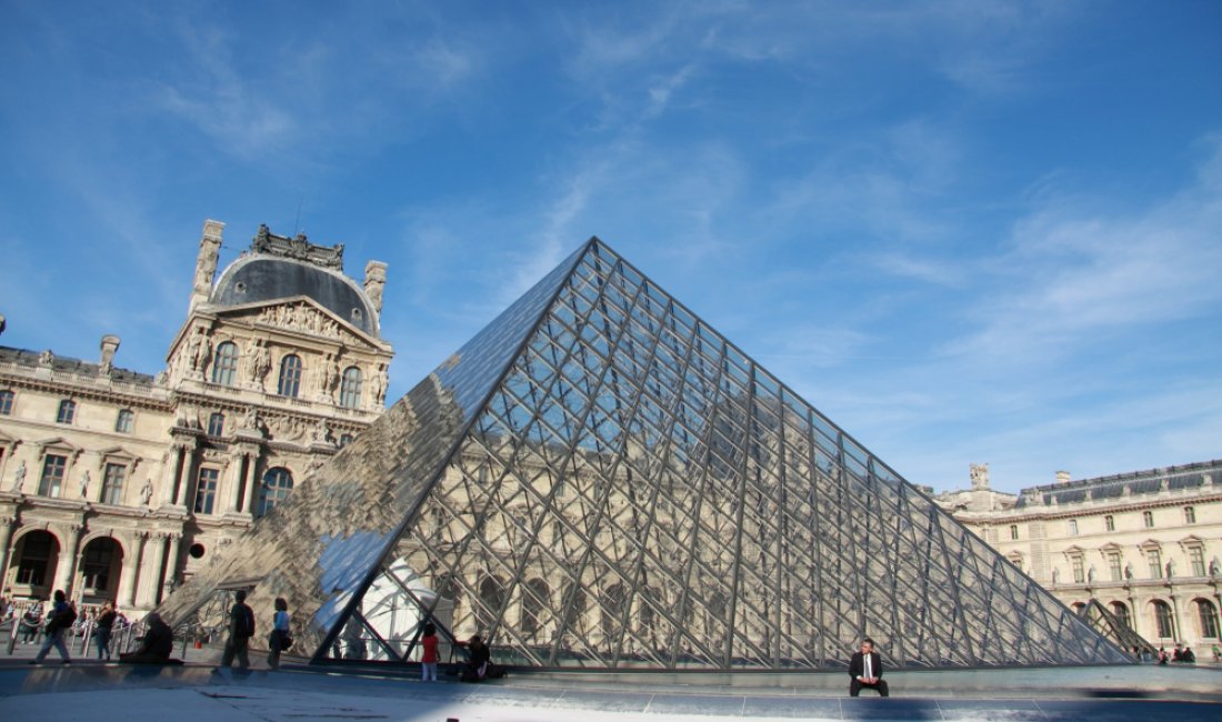 Louvre, riflessi grandiosi. Credits From sky to the Earth / Shutterstock