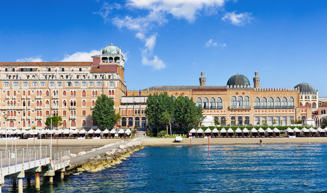 Venezia, il Grand Hotel Excelsior visto dal mare