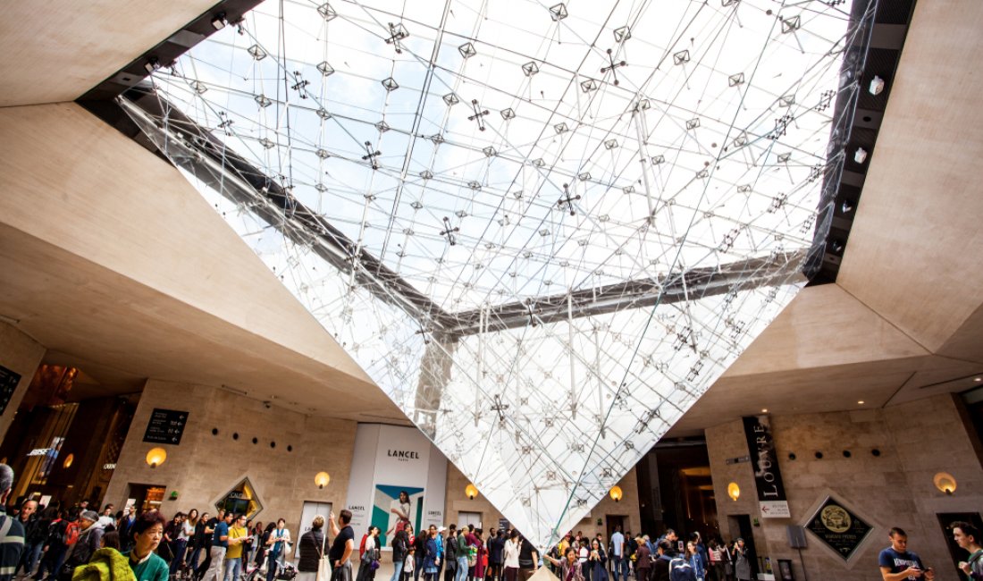 Piramide rovesciata al Carrousel du Louvre. Credits Alexandra Lande / Shutterstock