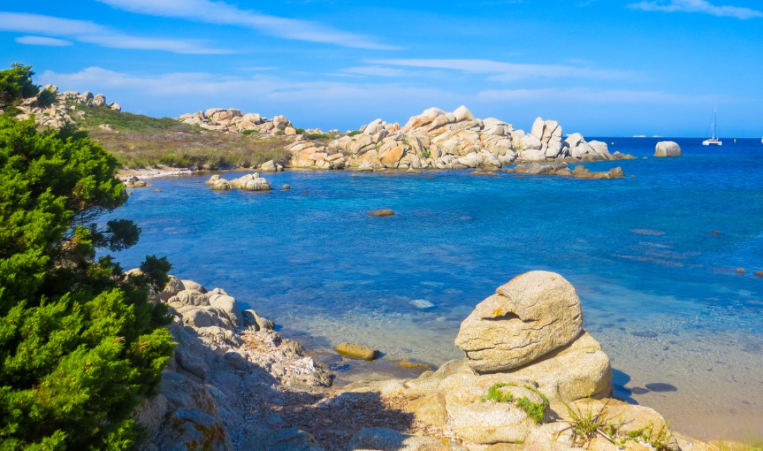 Tutti i toni del blu nelle acque e nel cielo delle Isole di Lavezzi. Credits Diego Fiore / Shutterstock