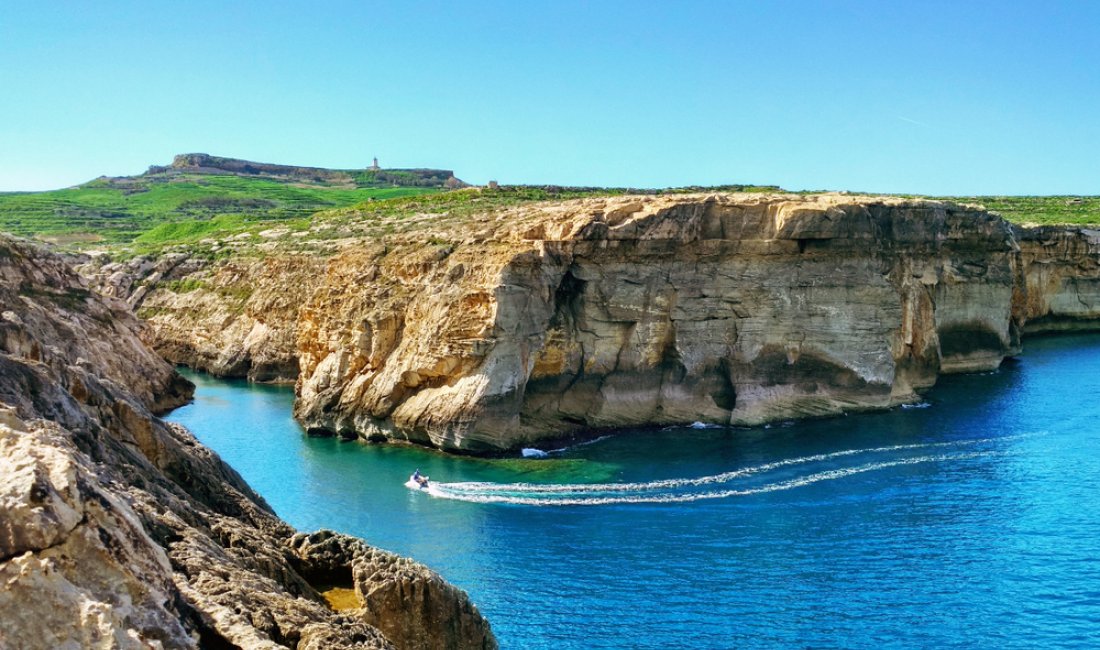Gozo, navigando sotto costa