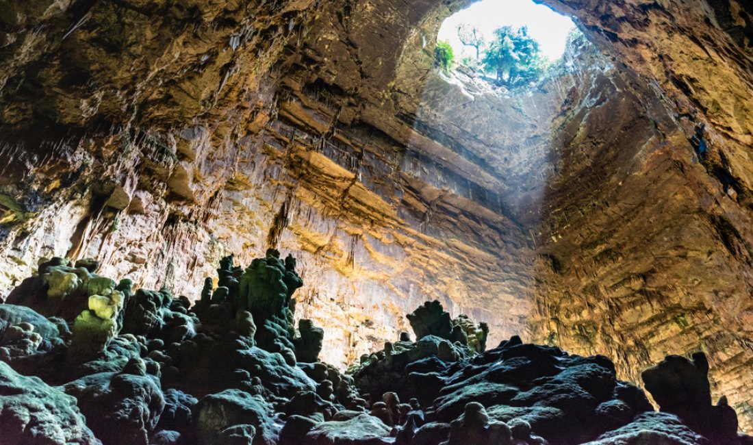 Luce nelle Grotte di Castellana. Credits Nicola Simeoni / Shutterstock