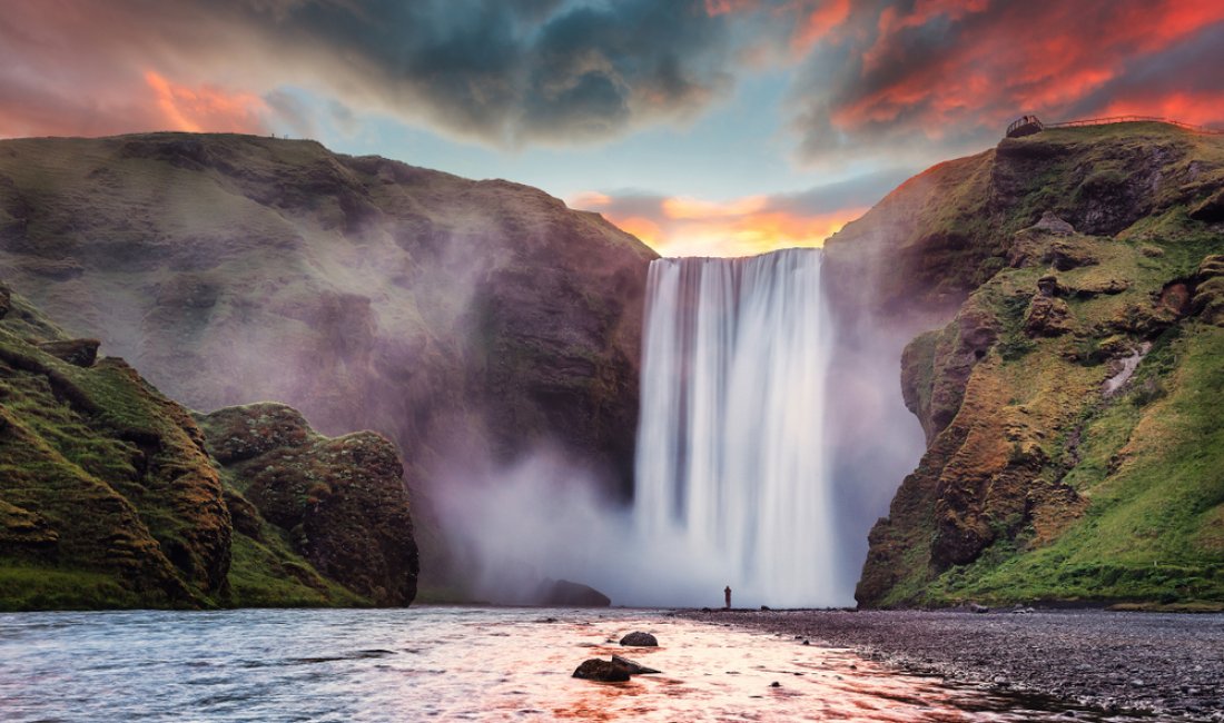 Skógafoss al tramonto. Credits Yevhenii Chulovskyi / Shutterstock