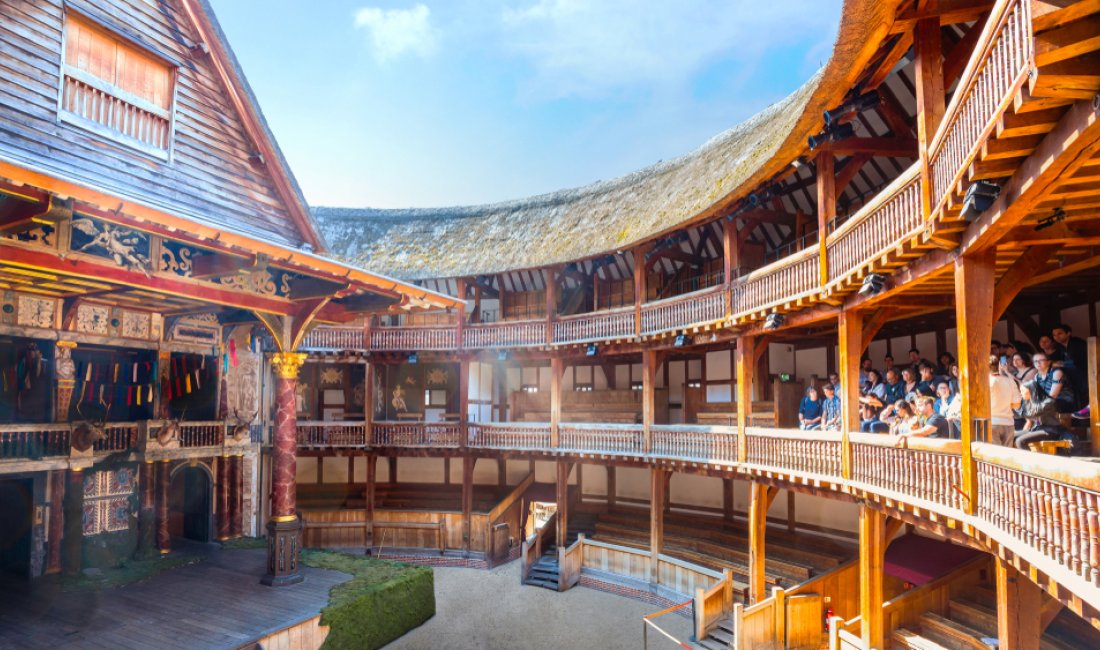 Londra, in attesa di una rappresentazione al Globe Theatre