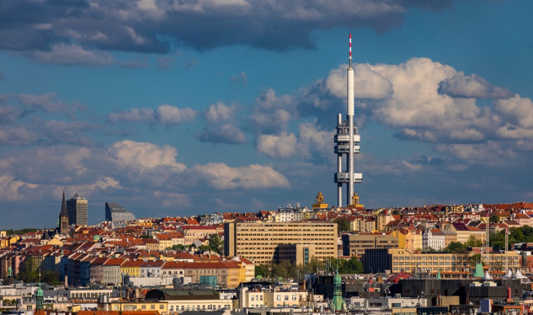 Skyline di Praga con la torre TV di Žižkov. Credits DaLiu / Shutterstock