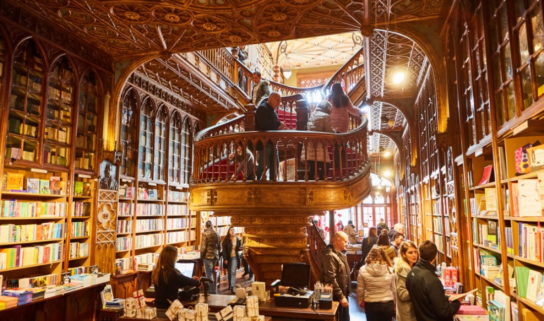 Porto, un momento felice alla Livraria Lello