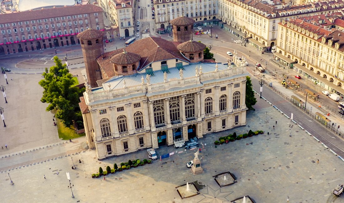 Torino, grandioso scorcio aereo di Palazzo Madama