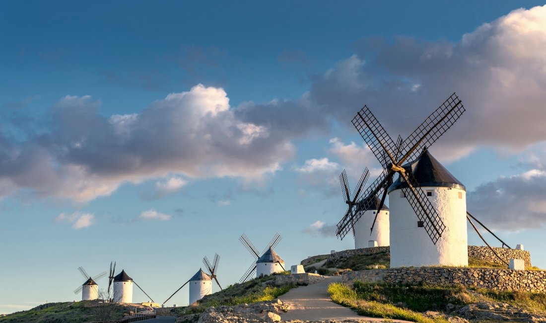 Mulini a vento a Consuegra. Credits Carlos Charlez / Shutterstock