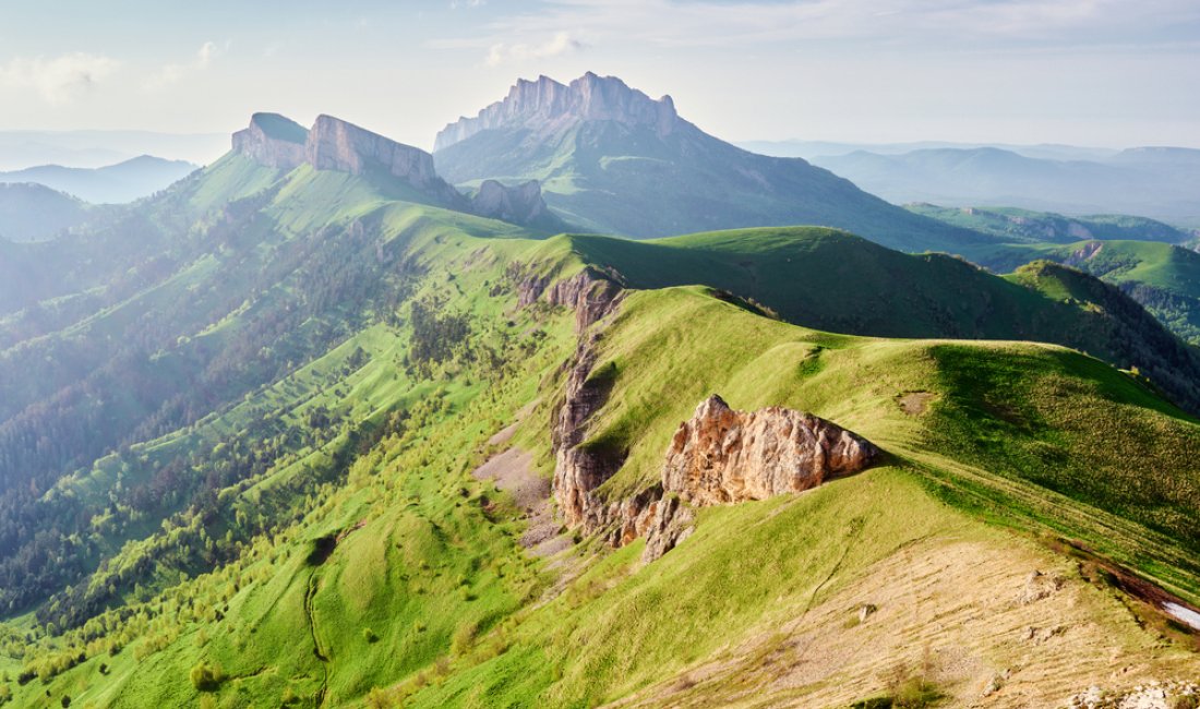 Le montagne del Caucaso in estate