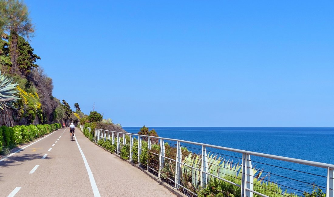 Lungo la Ciclabile del Ponente Ligure