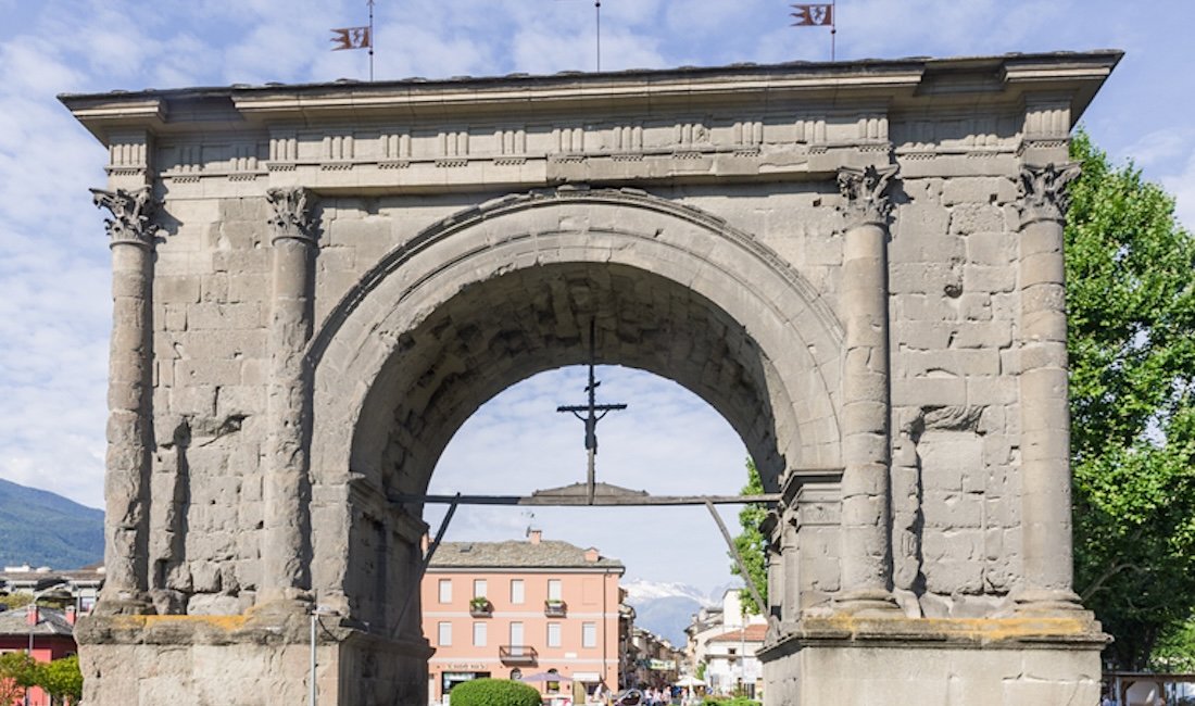 Aosta, l'arco di Augusto prima del restauro. Credits LorenzoPeg / Shutterstock