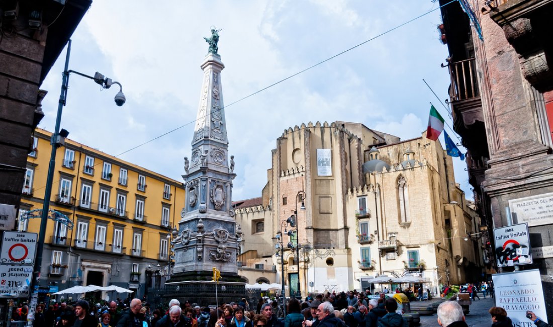 Piazza San Domenico Maggiore, Napoli