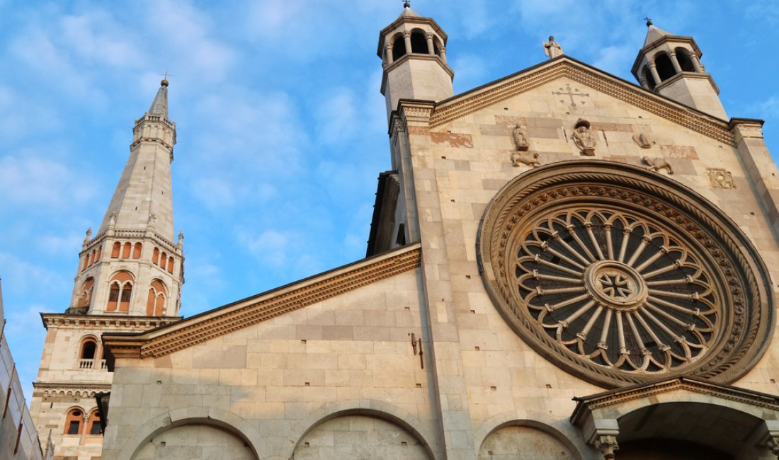 Modena, il rosone della Cattedrale e la Torre della Ghirlandina