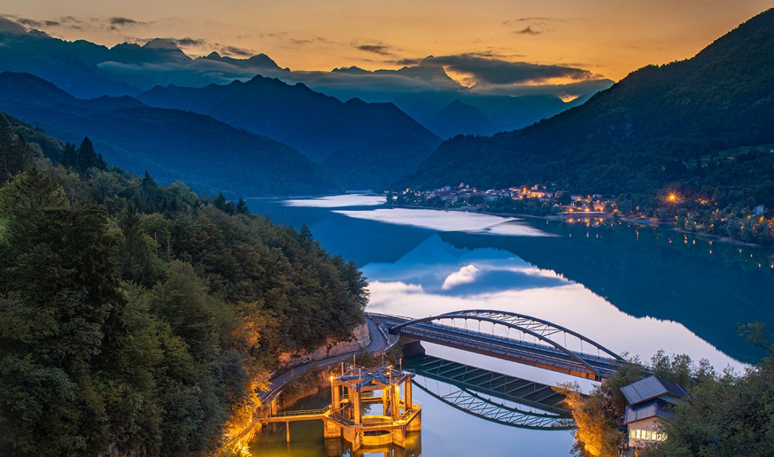 Il lago di Barcis all'imbrunire