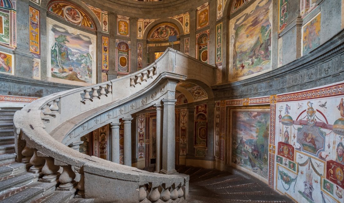 Dettaglio dello scalone di Palazzo Farnese a Caprarola | Credits Fabio Lotti / Shutterstock
