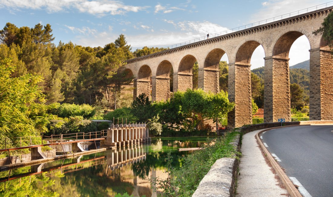 Fontaine-de-Vaucluse. Credits Olgysha / Shuttestock