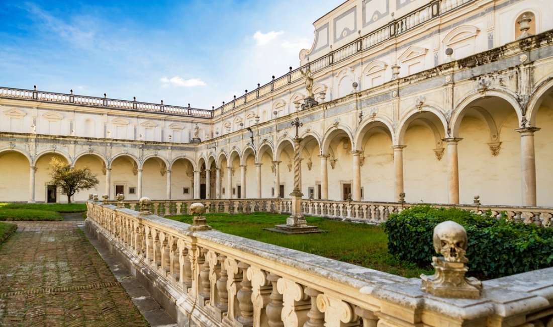 Il chiostro della Certosa di San Martino