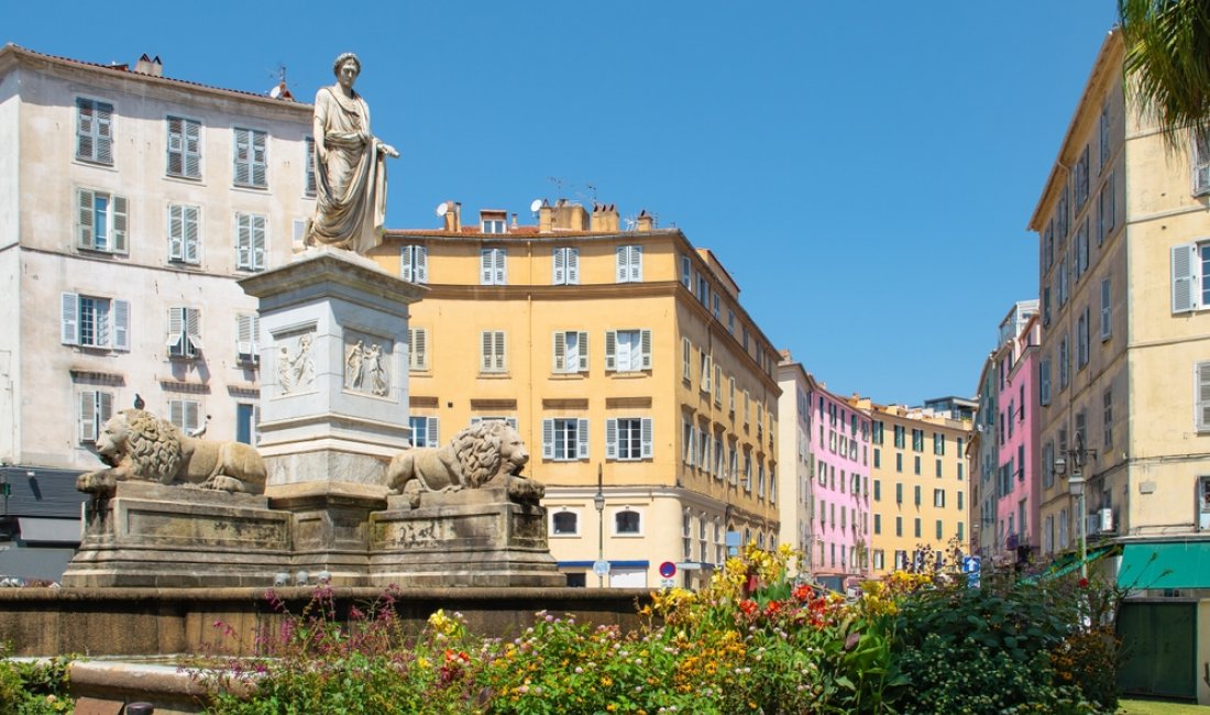 Ajaccio, Place Foch con la statua di Napoleone primo console