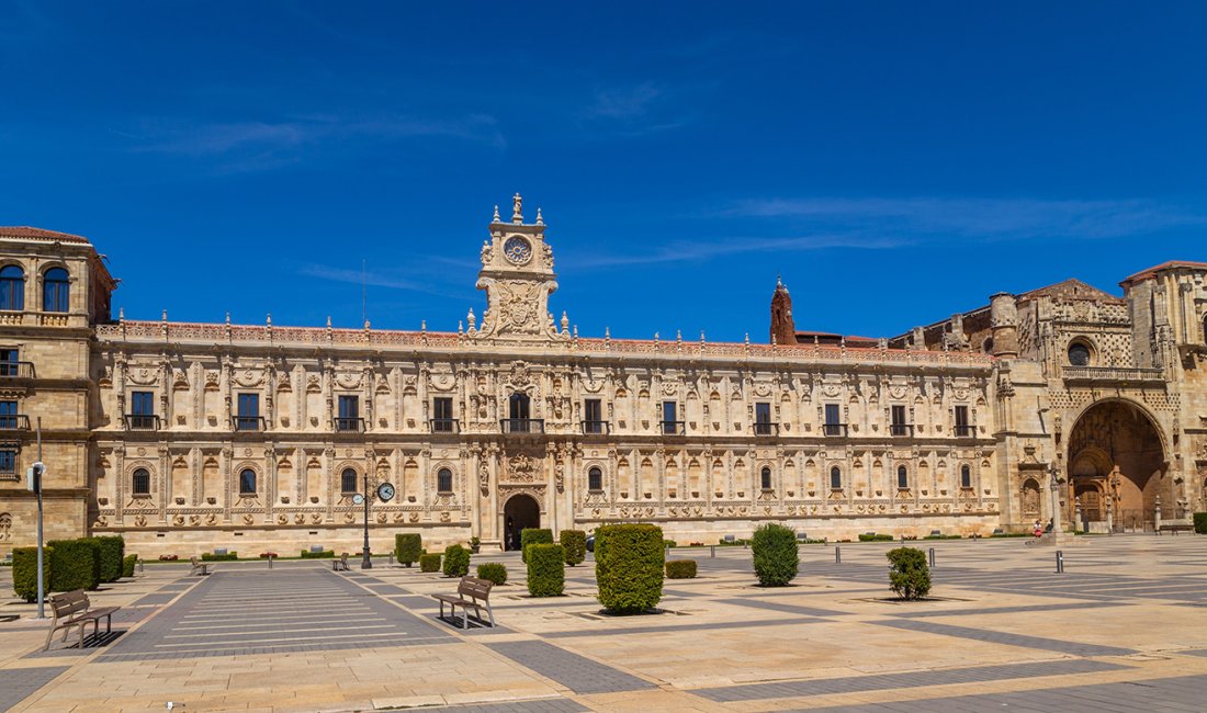 Hostal de San Marcos. Credits rui vale sousa / Shutterstock