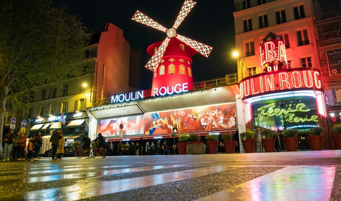 Il mito del Moulin Rouge resiste al tempo. Credits Alfio Finocchiaro / Shutterstock
