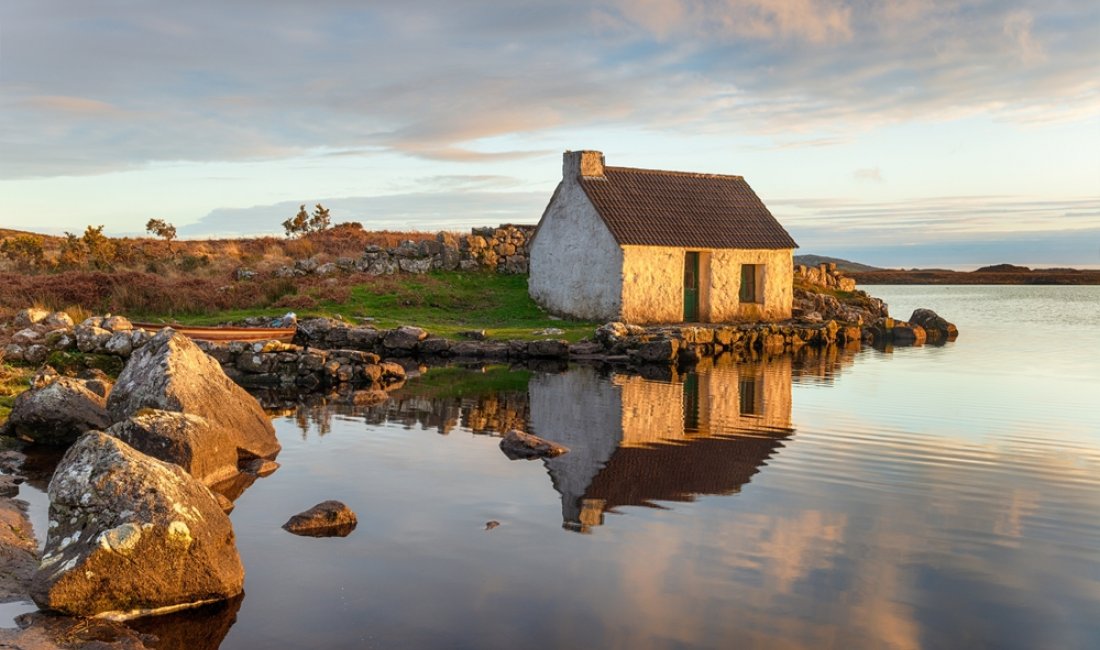 Un cottage sull'acqua nel Connemara National Park. Credits Helen Hotson / Shutterstock