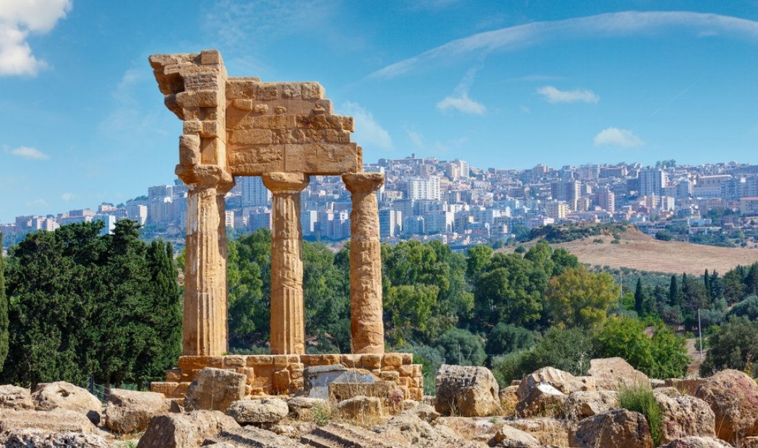Il Tempio dei Dioscuri e Agrigento sullo sfondo. Credits Yuriy Brykaylo / Shutterstock