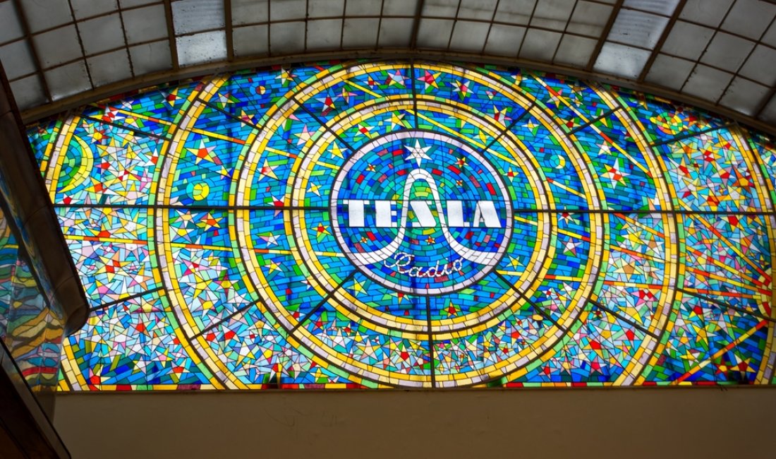 L’enorme vetrata con il marchio Tesla. Credits Michael Derrer Fuchs / Shutterstock