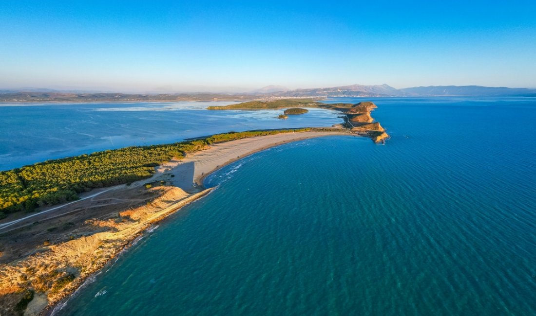 La costa albanese a Zvernec. Credits JGA / Shutterstock