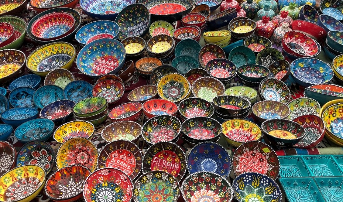 Merci variopinte al mercato Pazari i Ri. Credits Alekk Pires / Shutterstock