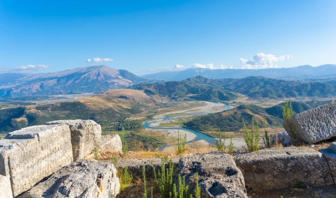 Il corso del fiume Vjosa visto dalle rovine di Bylis. Credits Elton.xh / Shutterstock