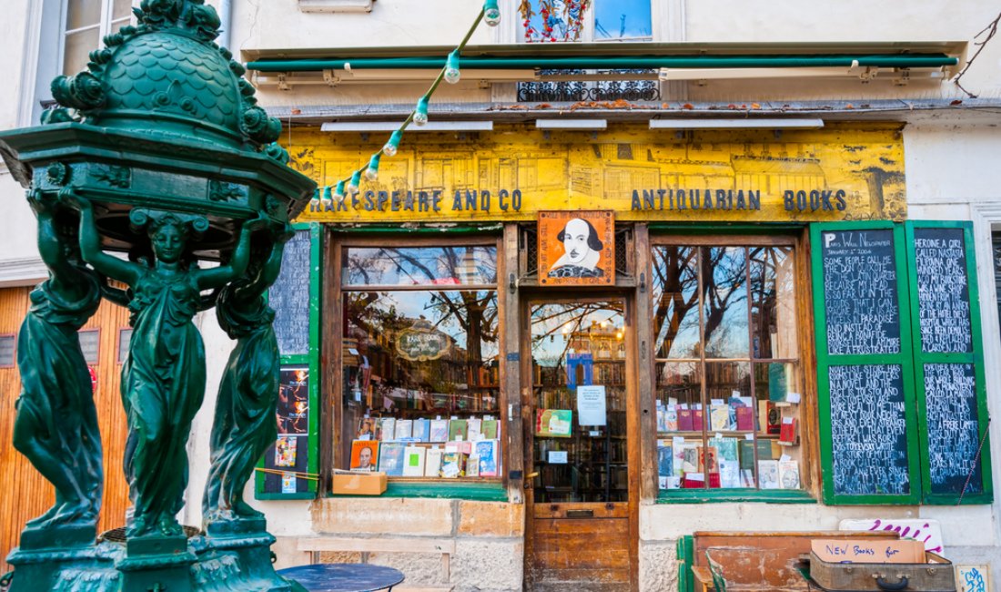 Parigi, la mitica vetrina di Shakespeare & Co.