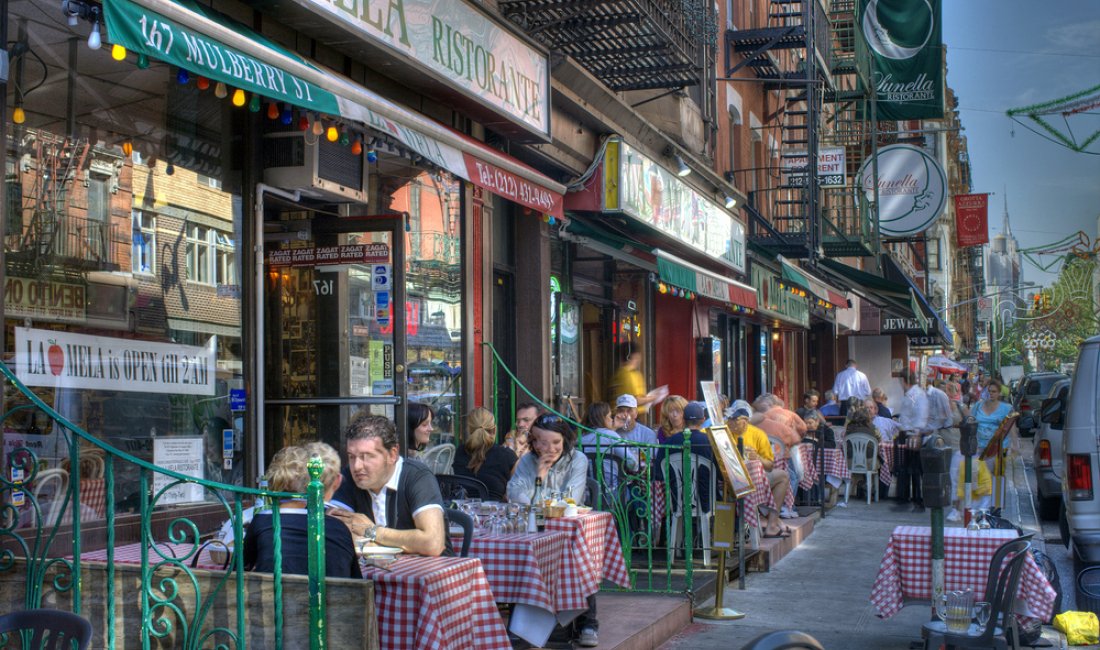 Tavoli all'aperto a Little Italy. Credits emin kuliyev / Shutterstock