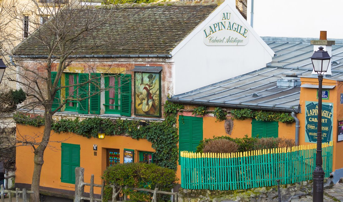 Au Lapin Agile, con la celebre insegna che dà il nome al locale. Credits Petr Kovalenkov / Shutterstock