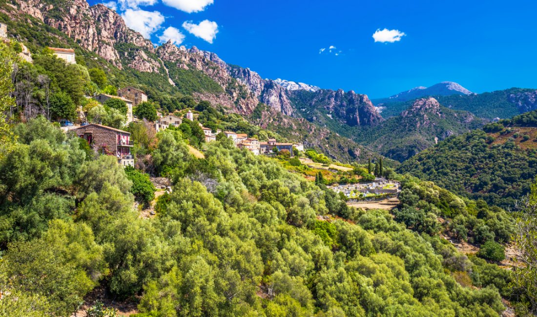 Le montagne della Corsica regalano scorci incantevoli agli escursionisti. Credits Eva Bocek / Shutterstock