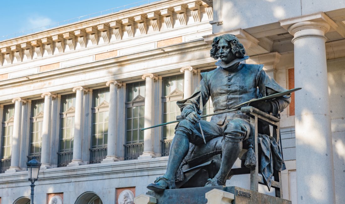 La statua di Velázquez davanti al Prado