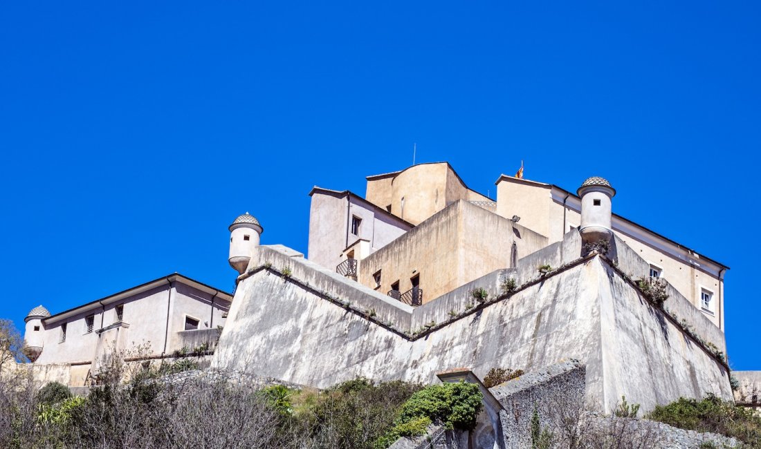 Castel San Giovanni, sopra Finalborgo. Credits faber1893 / Shutterstock