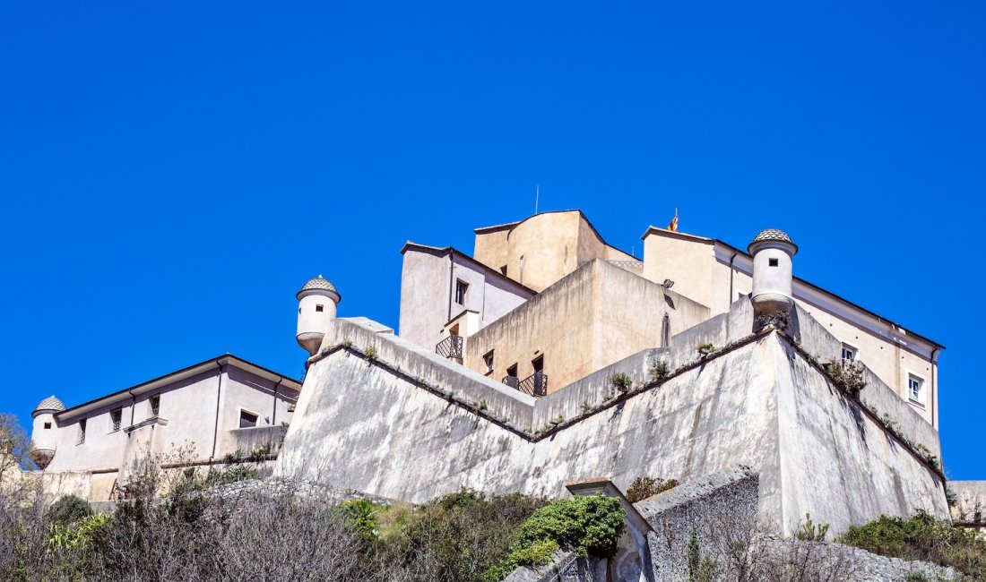 Castel San Giovanni, sopra Finalborgo. Credits faber1893 / Shutterstock