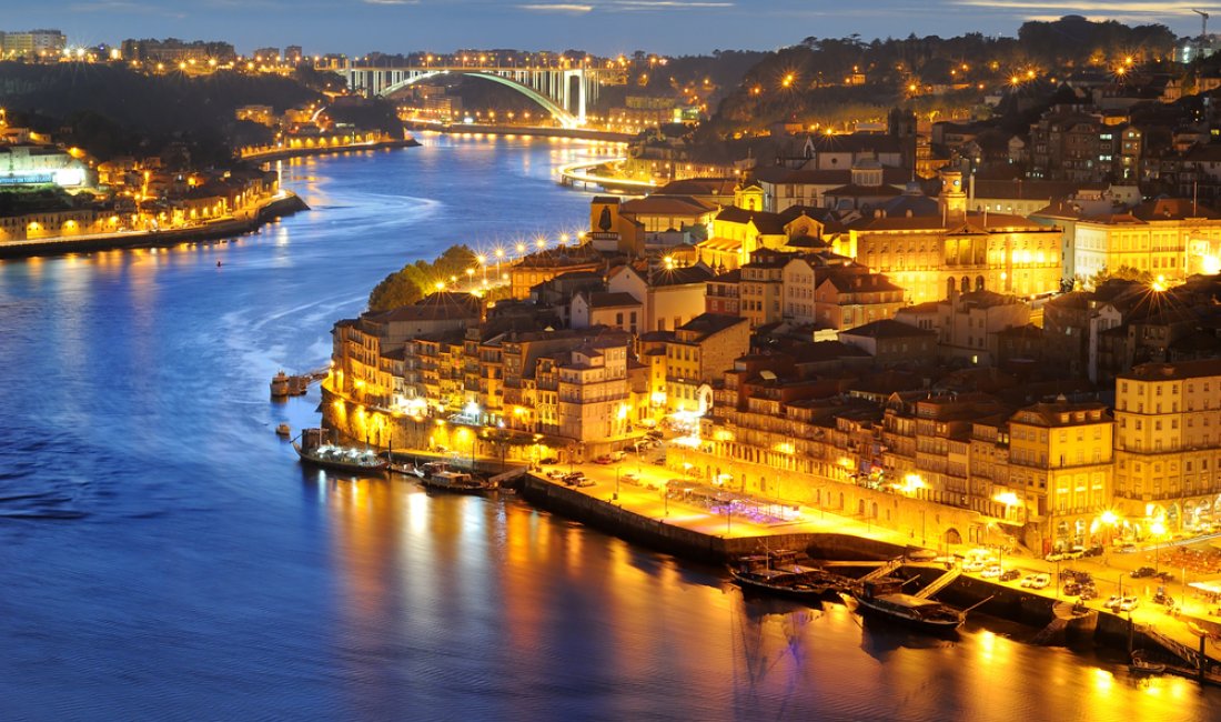 Porto, panorama della Ribeira e del fiume Douro