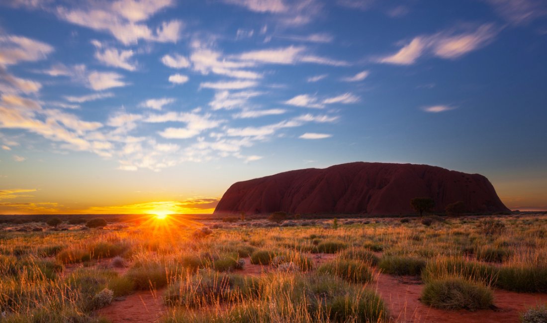 Uluru all'alba: apparizione nell'outback