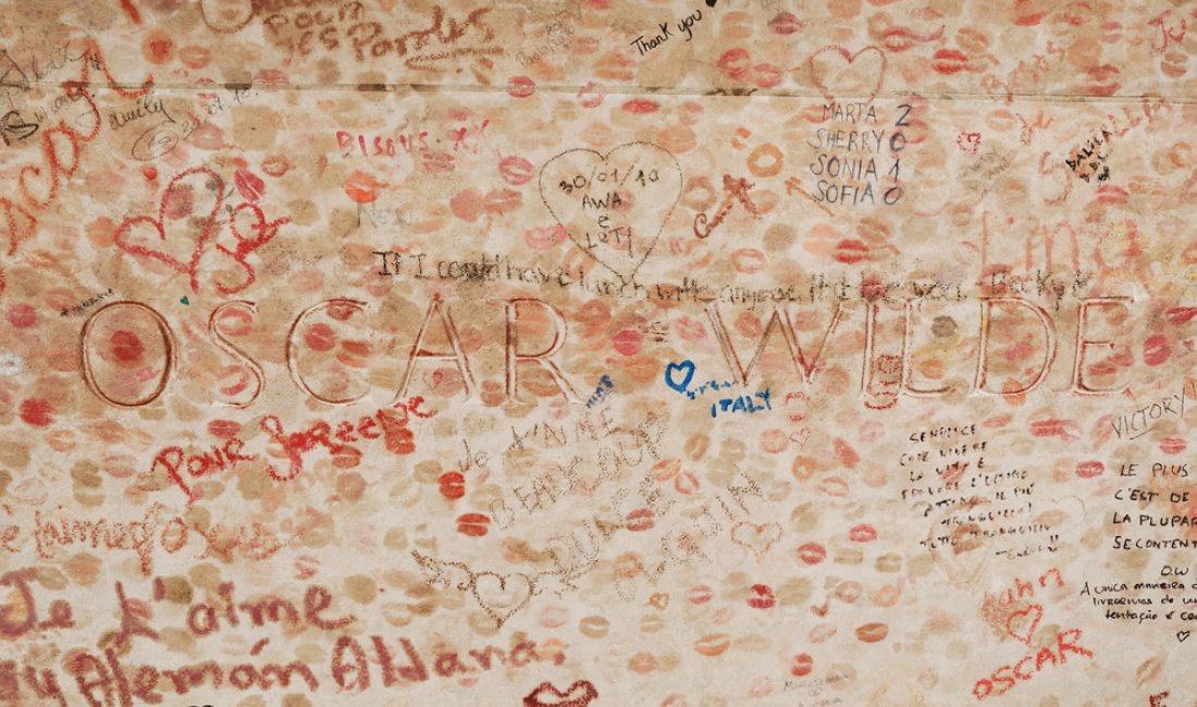 La tomba di Oscar Wilde al Père-Lachaise. Credits Claudia Carlsen / Shutterstock