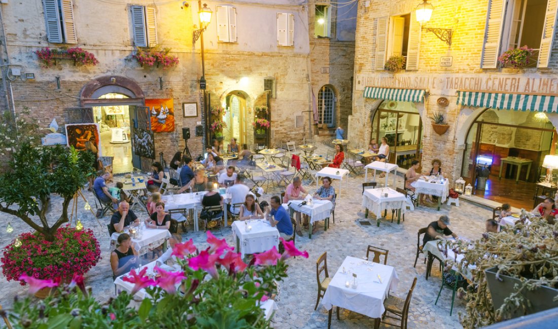 Grottammare, luci di una sera in piazza