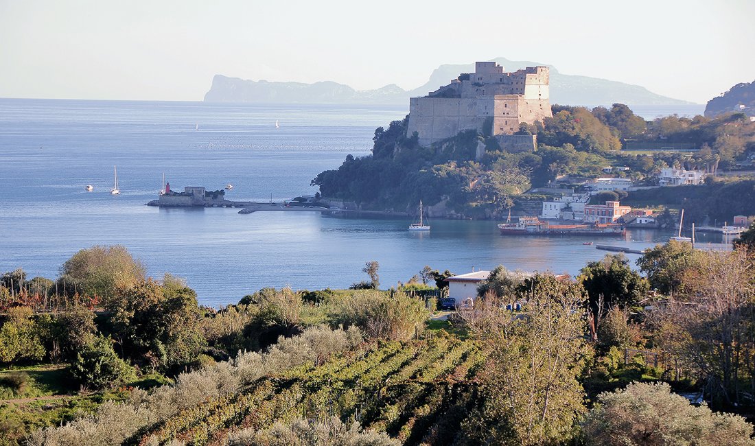 Pozzuoli e il Castello di Baia, nei pressi dei Campi Flegrei