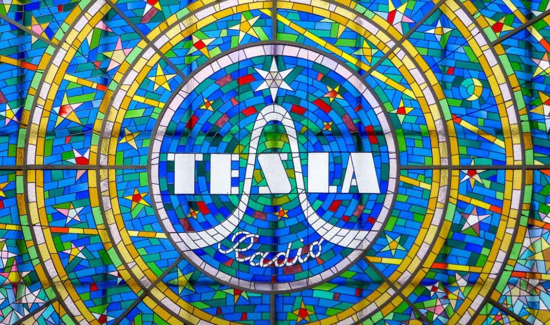 L’enorme vetrata con il marchio Tesla