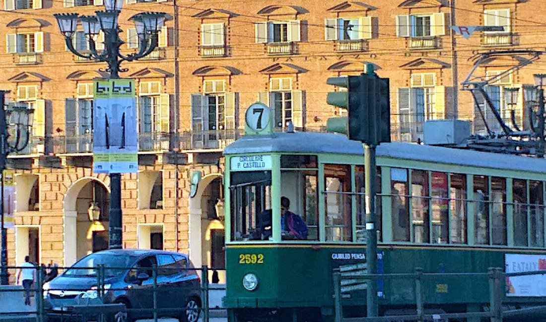 Torino, il tram 7 in Piazza Castello