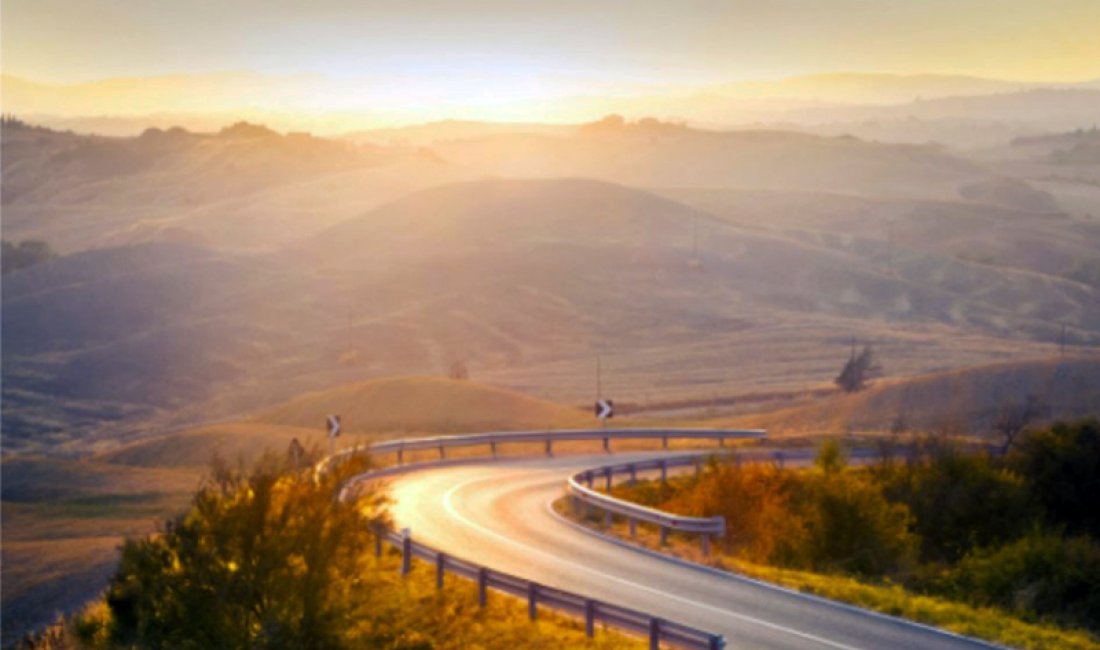 Toscana, ancora una curva prima di sera