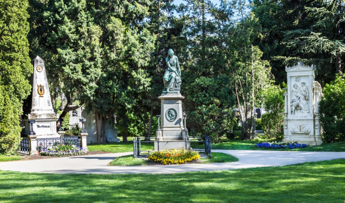 Le tombe di Beethoven e di Schubert e il monumento alla memoria di Mozart, Zentralfriedhof. Credits travelview / Shutterstock